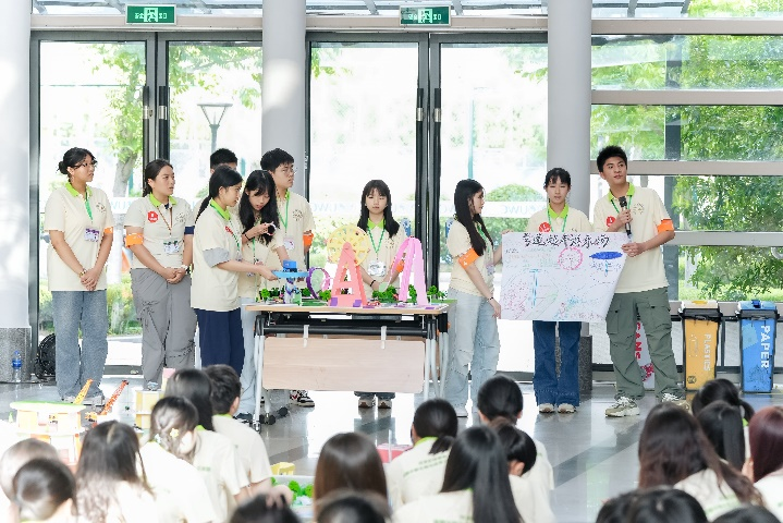 图为同学们分组呈现对“未来城”的创意。
