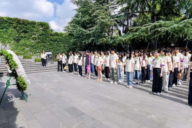 图为交流营全体师生在纪念馆广场举行肃穆的祭奠仪式。