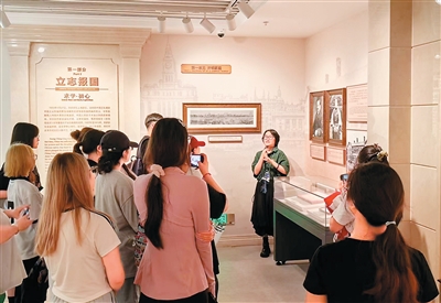 香港城市大学学生黄龙英在宋庆龄同志故居为参观者作讲解。