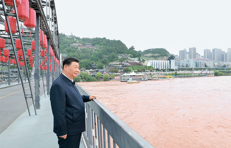 2024年9月10日至13日，中共中央总书记、国家主席、中央军委主席习近平在甘肃考察。这是11日下午，习近平在兰州中山桥上远眺黄河。图片来源：新华网