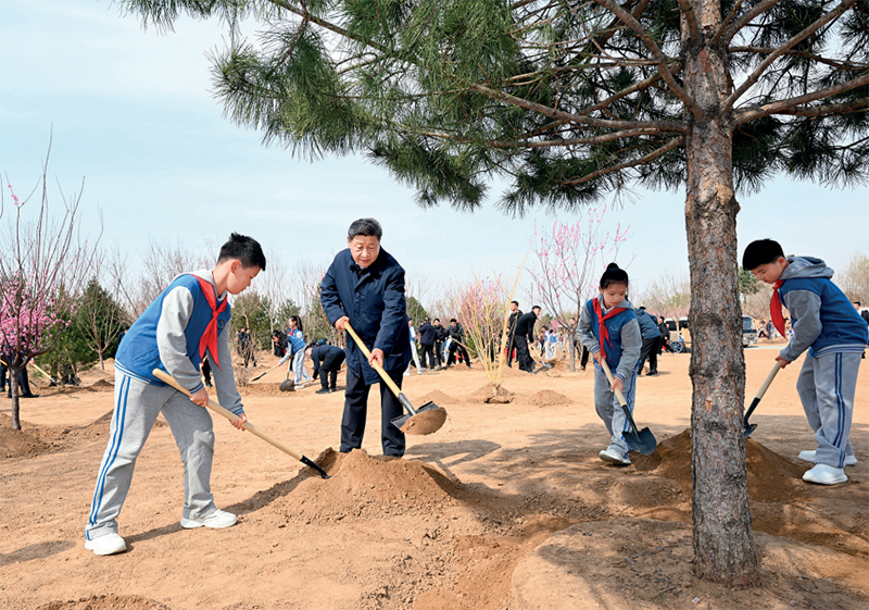 2025年4月3日，党和国家领导人习近平、李强、赵乐际、王沪宁、蔡奇、丁薛祥、李希、韩正等来到北京市丰台区永定河畔参加首都义务植树活动。这是习近平同大家一起植树。图片来源：新华网