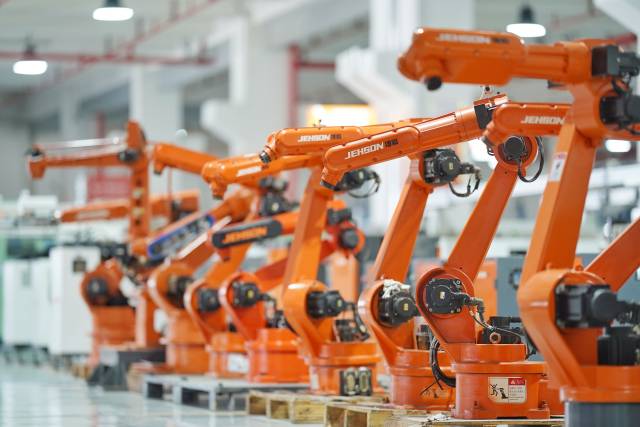 上半年，佛山全市规模以上工业增加值同比增长1.9%。戴嘉信 摄