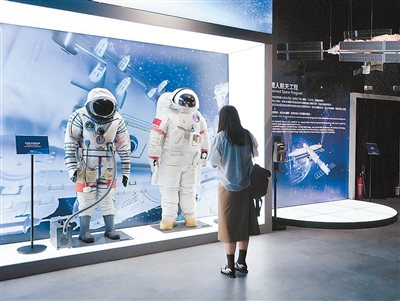图为媒体记者在香港科学馆观看展品。