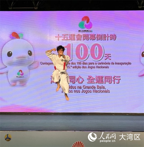 图为空手道运动员表演。