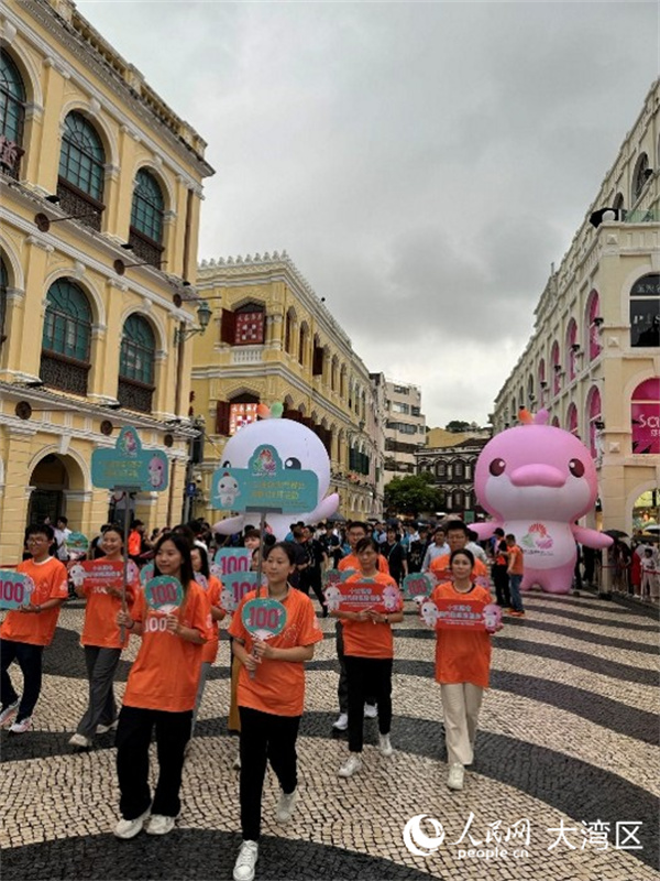 图为“迎百日 健步行”经玫瑰堂步行至议事亭前地。