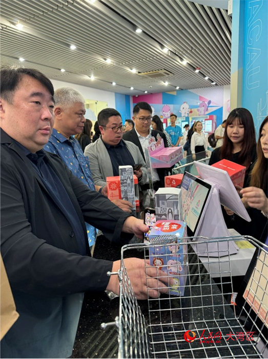 图为许多顾客买到自己心仪的十五运会纪念品。