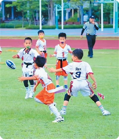 腰旗橄榄球比赛现场。 腰旗橄榄球比赛现场。