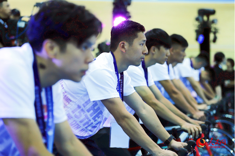 嘉宾与运动员们合力完成“全民共创百万公里大挑战”最后100公里路程。 嘉宾与运动员们合力完成“全民共创百万公里大挑战”最后100公里路程。