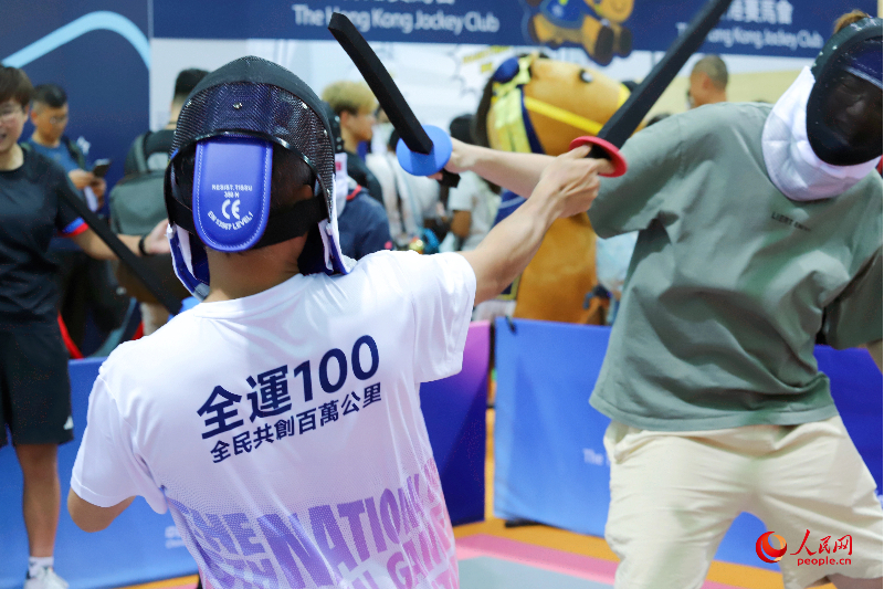 在嘉年华活动中,市民体验击剑运动。 在嘉年华活动中,市民体验击剑运动。