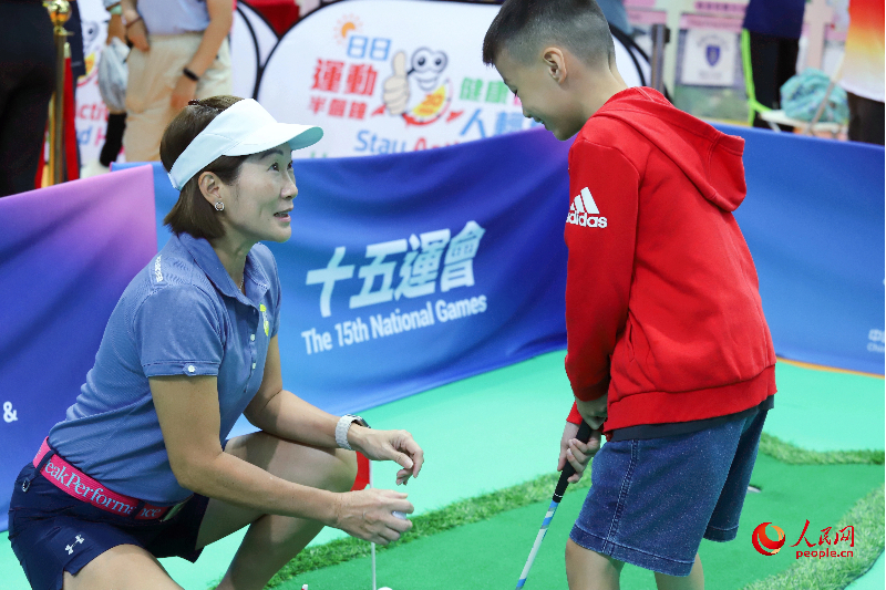 香港小朋友正在尝试打高尔夫球。 香港小朋友正在尝试打高尔夫球。