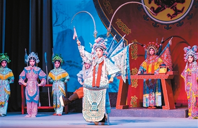 图为澳门学生演出《满门忠烈杨家将》，展现艺术学习成果。