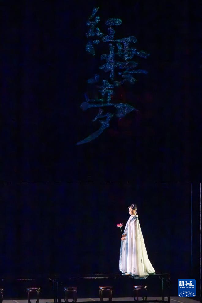 这是8月8日民族舞剧《红楼梦》正式演出开始前的暖场表演。