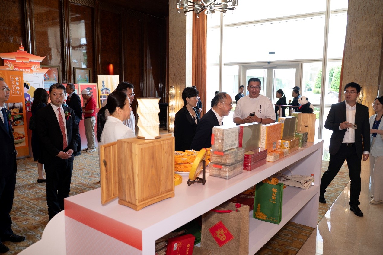 上海非遗美食在澳门展示，吸引众人驻足观看品尝。