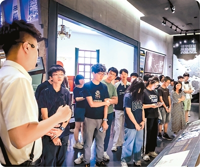 香港学生在侵华日军第七三一部队罪证陈列馆参观。