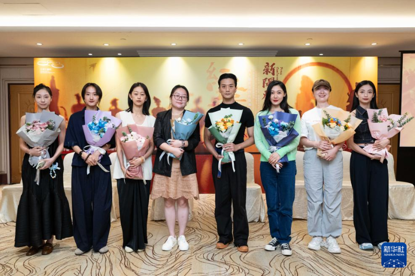 8月11日，演员在江苏大剧院原创民族舞剧《红楼梦》新闻发布会现场合影。