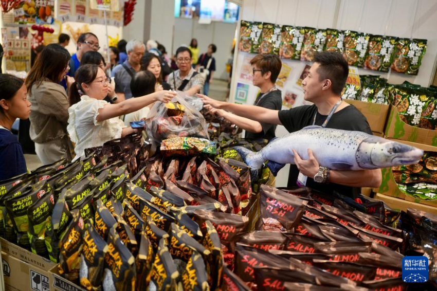 8月14日，观众在第35届美食博览上选购商品。
