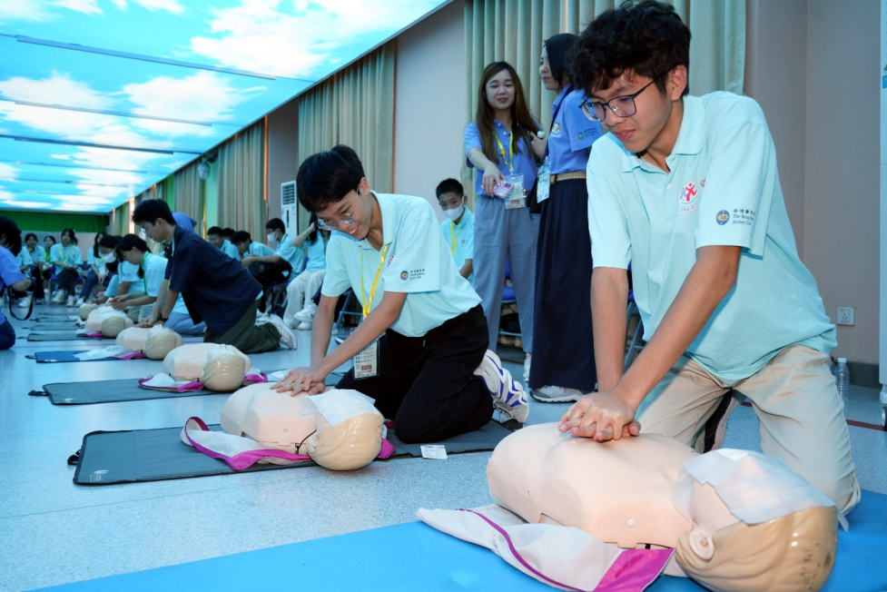 学员参观四川大学-香港理工大学灾后重建与管理学院。