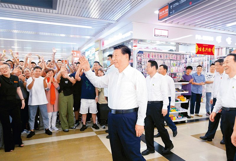 2023年9月20日至21日，中共中央总书记、国家主席、中央军委主席习近平在浙江考察。这是20日上午，习近平在义乌国际商贸城考察时，同商户亲切交流。图片来源：新华网