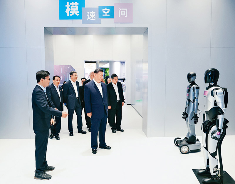 2025年4月29日，中共中央总书记、国家主席、中央军委主席习近平在上海考察。这是习近平在位于徐汇区的上海“模速空间”大模型创新生态社区，听取相关技术研发和企业生产经营介绍。图片来源：新华网