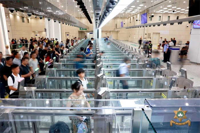 图为横琴口岸验放大厅的自助通道。