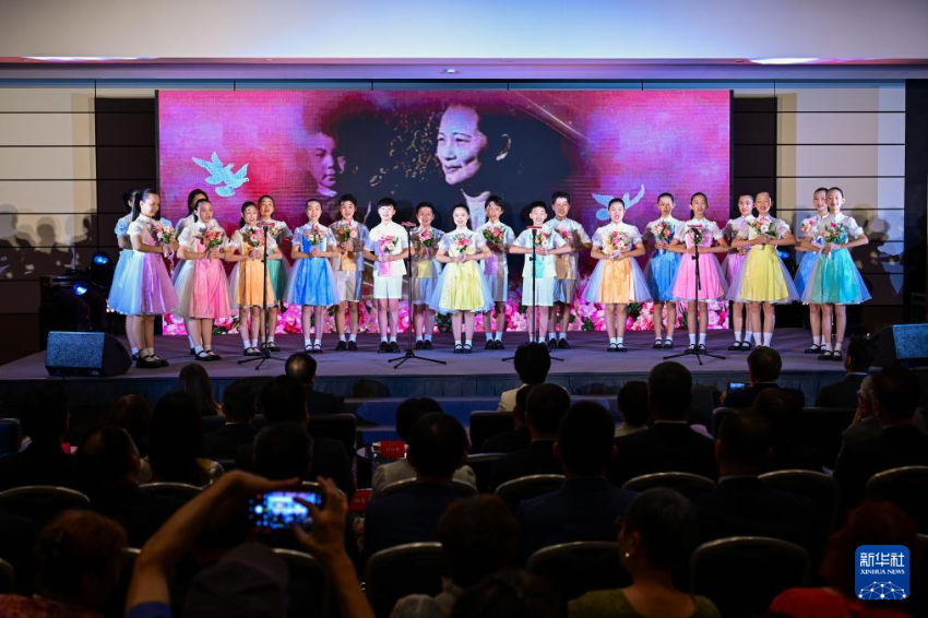 这是8月20日在活动现场拍摄的节目表演。