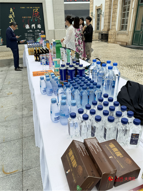 图为经贸推介会展示的拉萨绿色食品等。
