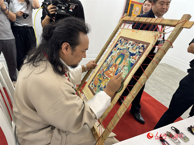 图为专程来澳的唐卡画师现场展示技艺。