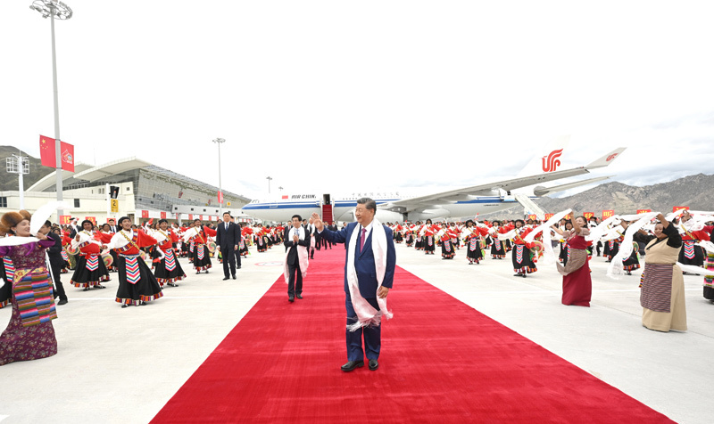 8月20日中午，中共中央总书记、国家主席、中央军委主席习近平率中央代表团乘专机抵达拉萨，出席西藏自治区成立60周年庆祝活动。这是习近平向欢迎群众挥手致意。图片来源：新华网