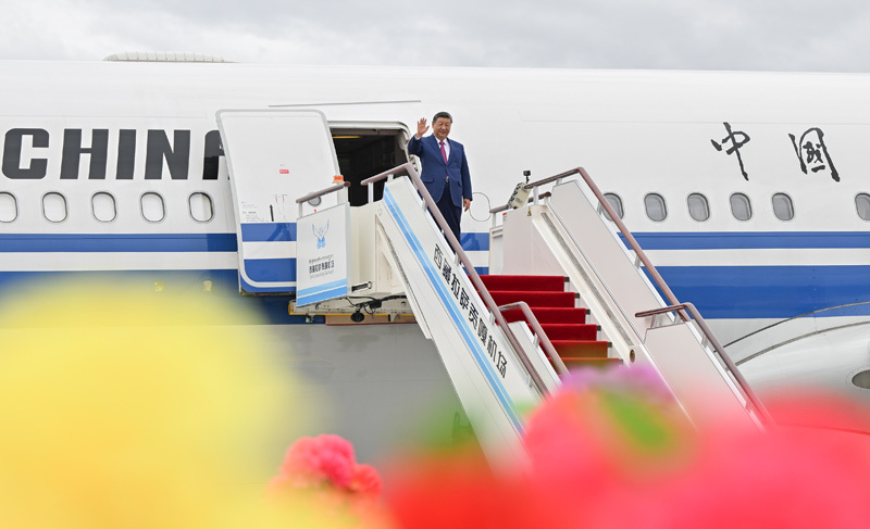 8月20日中午，中共中央总书记、国家主席、中央军委主席习近平率中央代表团乘专机抵达拉萨，出席西藏自治区成立60周年庆祝活动。这是习近平走出舱门，向欢迎群众挥手致意。图片来源：新华网