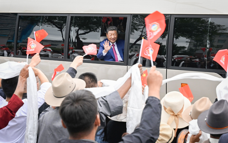 8月20日中午，中共中央总书记、国家主席、中央军委主席习近平率中央代表团乘专机抵达拉萨，出席西藏自治区成立60周年庆祝活动。这是习近平打开车窗，向沿途群众频频挥手致意。图片来源：新华网