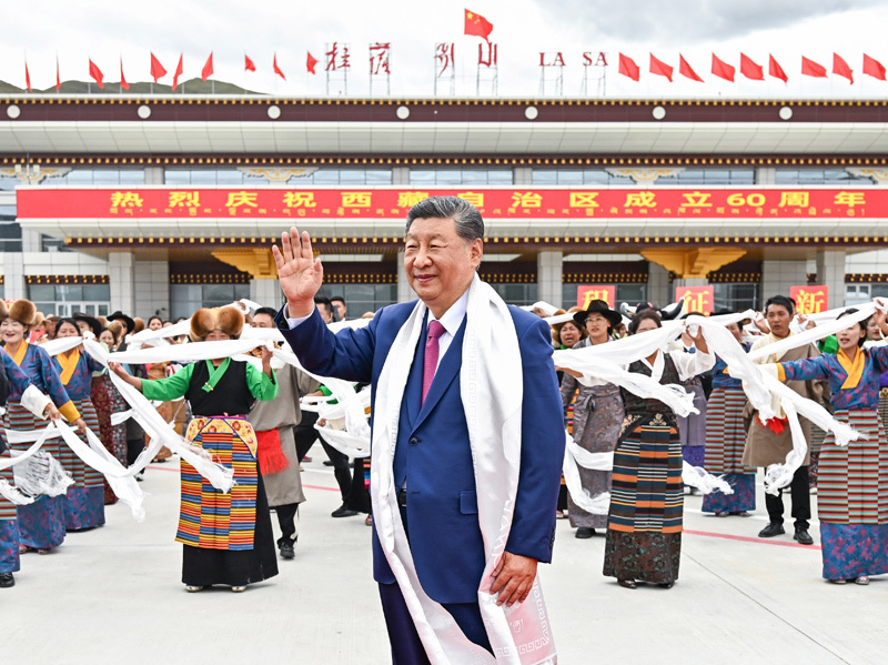 8月20日中午，中共中央总书记、国家主席、中央军委主席习近平率中央代表团乘专机抵达拉萨，出席西藏自治区成立60周年庆祝活动。这是习近平向欢迎群众挥手致意。图片来源：新华网