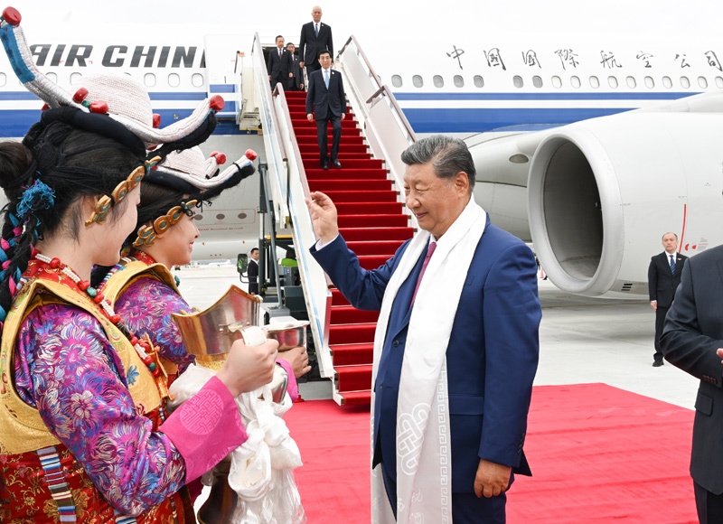 8月20日中午，中共中央总书记、国家主席、中央军委主席习近平率中央代表团乘专机抵达拉萨，出席西藏自治区成立60周年庆祝活动。这是礼仪人员敬献切玛和青稞酒。图片来源：新华网