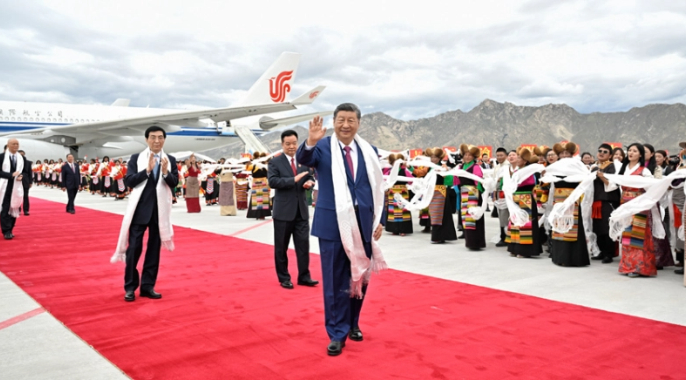 习近平率中央代表团抵达拉萨出席西藏自治区成立60周年庆祝活动