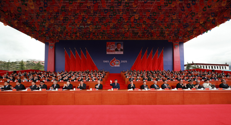 8月21日上午，西藏各族各界干部群众约2万人欢聚拉萨市布达拉宫广场，热烈庆祝西藏自治区成立60周年。中共中央总书记、国家主席、中央军委主席习近平出席庆祝大会。王沪宁、蔡奇出席大会。图片来源：新华网