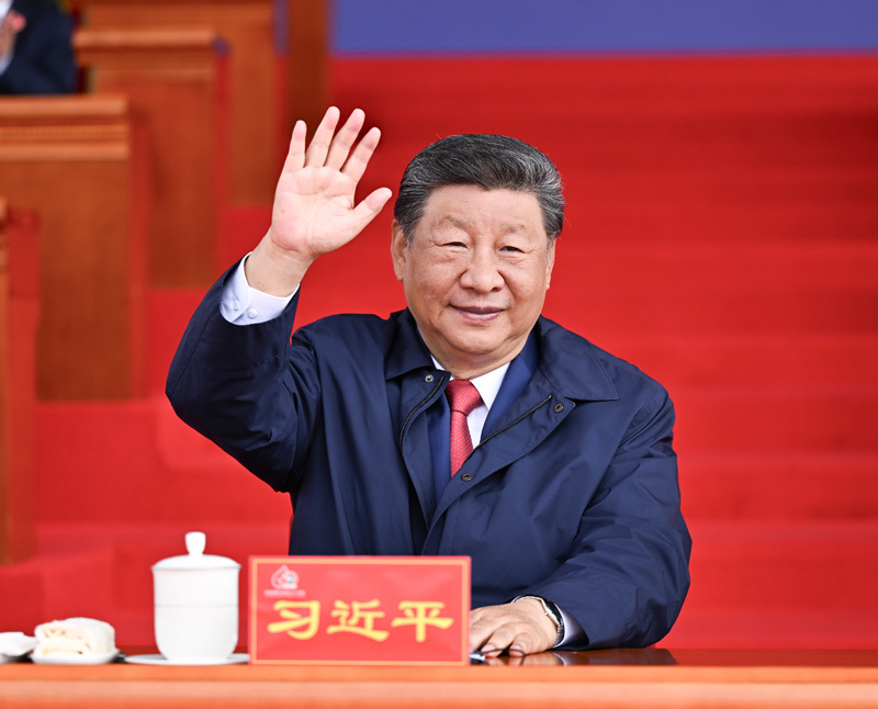 8月21日上午，西藏各族各界干部群众约2万人欢聚拉萨市布达拉宫广场，热烈庆祝西藏自治区成立60周年。中共中央总书记、国家主席、中央军委主席习近平出席庆祝大会。图片来源：新华网