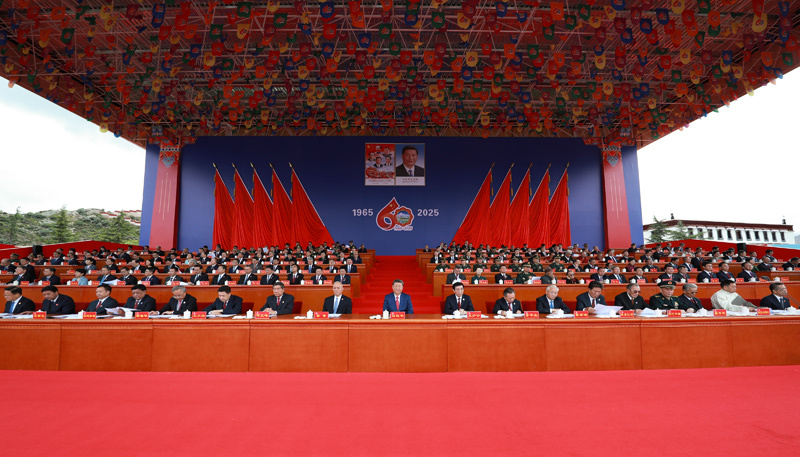 8月21日上午，西藏各族各界干部群众约2万人欢聚拉萨市布达拉宫广场，热烈庆祝西藏自治区成立60周年。中共中央总书记、国家主席、中央军委主席习近平出席庆祝大会。王沪宁、蔡奇出席大会。图片来源：新华网