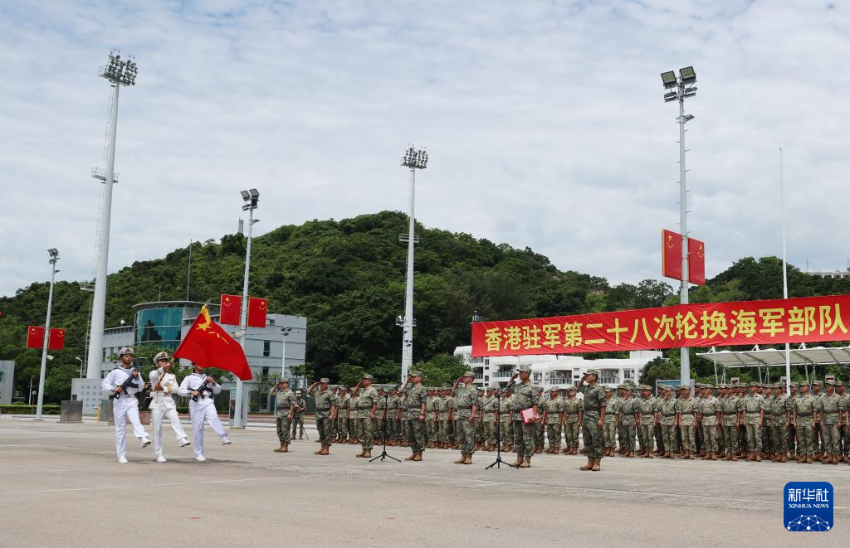根据《中华人民共和国香港特别行政区驻军法》和中央军委命令，中国人民解放军驻香港部队于8月22日组织了第28次建制单位轮换，轮换行动于当晚顺利完成。