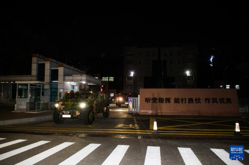 根据《中华人民共和国香港特别行政区驻军法》和中央军委命令，中国人民解放军驻香港部队于8月22日组织了第28次建制单位轮换，轮换行动于当晚顺利完成。