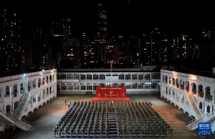 根据《中华人民共和国香港特别行政区驻军法》和中央军委命令，中国人民解放军驻香港部队于8月22日组织了第28次建制单位轮换，轮换行动于当晚顺利完成。