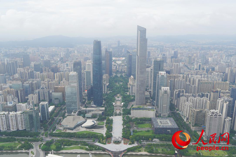 广东是我国首个经济总量突破14万亿元的省份，图为广州城市新中轴线珠江新城。