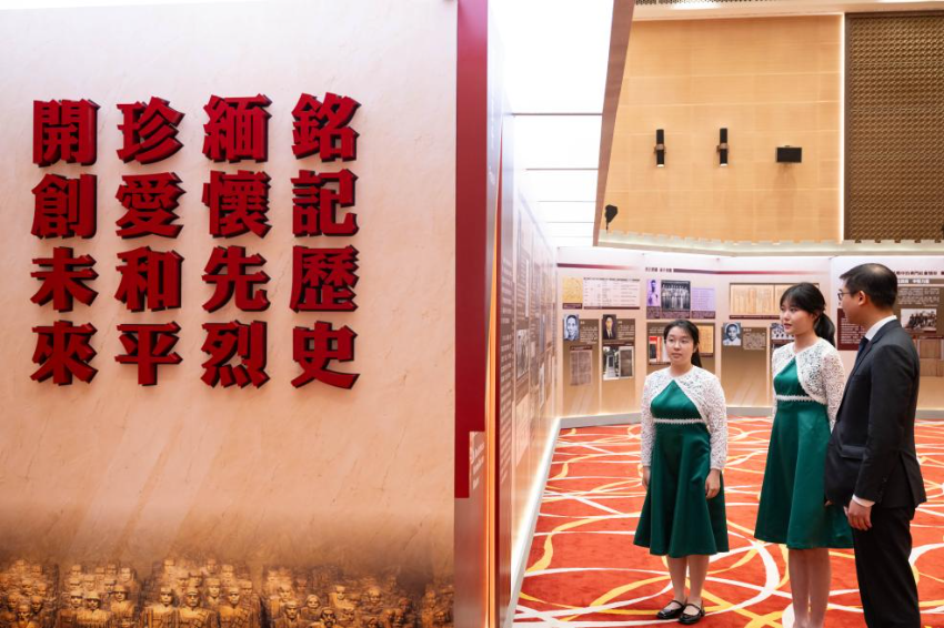 8月25日，澳门学生参观纪念抗战胜利80周年主题展览。