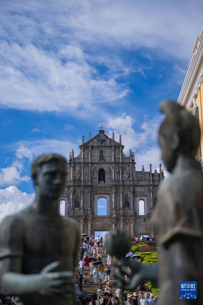 8月21日,旅客在澳门大三巴牌坊前游览。 8月21日,旅客在澳门大三巴牌坊前游览。
