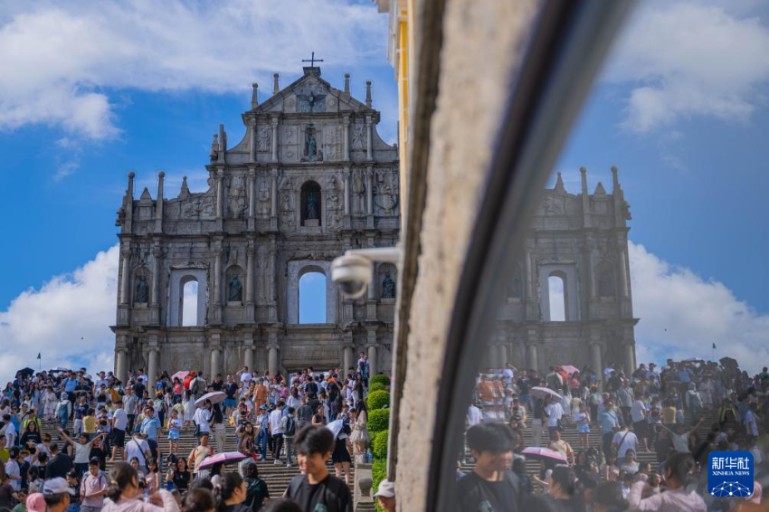 8月21日,旅客在澳门大三巴牌坊前游览。 8月21日,旅客在澳门大三巴牌坊前游览。
