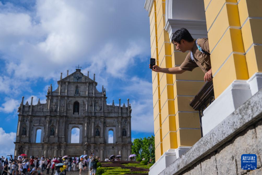 8月21日,旅客在澳门大三巴牌坊前游览。 8月21日,旅客在澳门大三巴牌坊前游览。