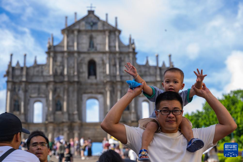 8月21日,旅客在澳门大三巴牌坊前游览。 8月21日,旅客在澳门大三巴牌坊前游览。