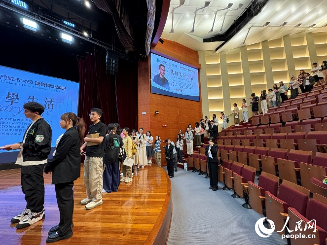图为等待签名的同学们排起长队。