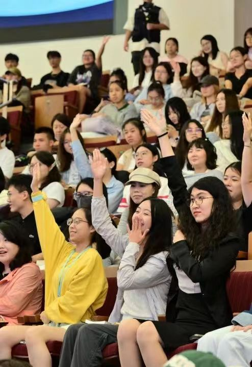 图为同学们踊跃提问，现场气氛热烈。