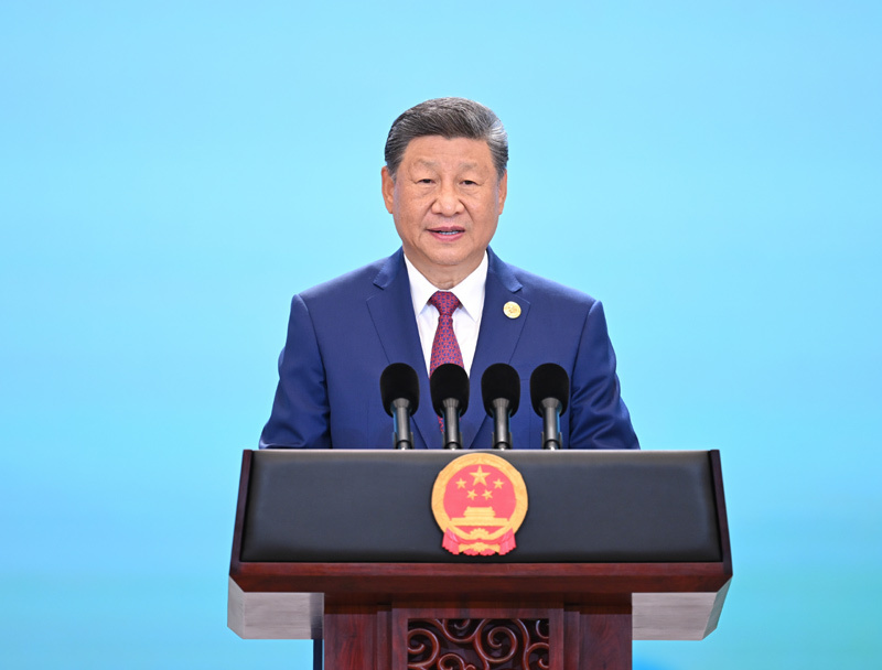 8月31日晚，国家主席习近平和夫人彭丽媛在天津梅江会展中心举行宴会，欢迎来华出席2025年上海合作组织峰会的国际贵宾。这是习近平发表致辞。图片来源：新华网