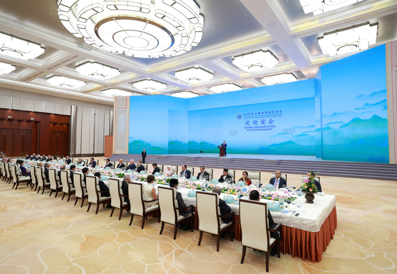 8月31日晚，国家主席习近平和夫人彭丽媛在天津梅江会展中心举行宴会，欢迎来华出席2025年上海合作组织峰会的国际贵宾。这是习近平发表致辞。图片来源：新华网
