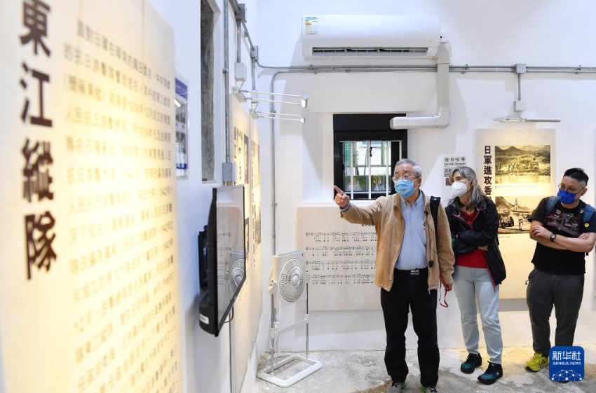刘蜀永（左）在香港沙头角抗战纪念馆讲解（2022年11月26日摄）。